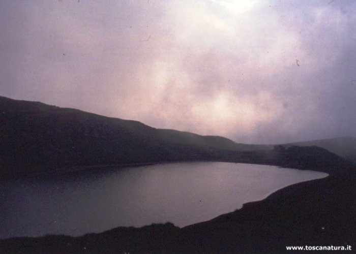 Veduta del Lago Scaffaiolo al tramonto