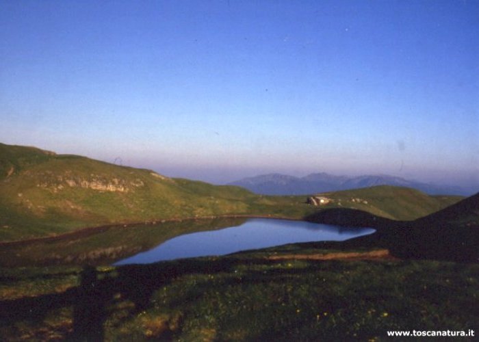 Veduta del Lago Scaffaiolo all'alba